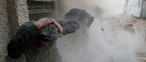 Rebellen der Freien Syrischen Armee (FSA) suchen Schutz während einer Explosion im Damaszener Ostviertel Ain Tarma.