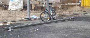 Diese Führungsschiene ist heruntergefallen. Ein- und Ausgang Markgrafendamm/Hauptstraße wurden abgesperrt.
