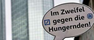 Ein Demonstrant protestiert vor dem Gebäude der Deutschen Bank in Frankfurt gegen die Entscheidung des Unternehmens, weiterhin mit Agrarrohstoffen zu spekulieren.