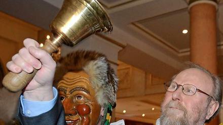 Wolfgang Thierse und die Narrenschelle.