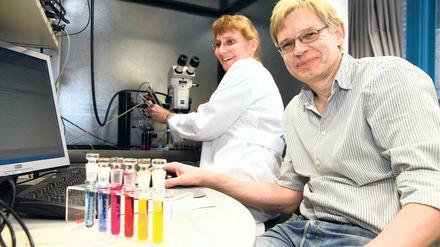 Methode der Stunde. Peter Hegemann, Miterfinder der Optogenetik, zusammen mit der technischen Assistentin Maila Reh in seinem Biophysik-Labor am Institut für Biologie der Berliner Humboldt-Universität.