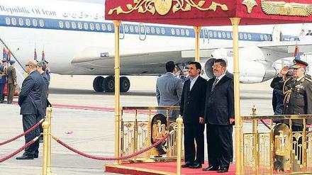Auf Augenhöhe. Der iranische Präsident Mahmud Ahmadinedschad (links) wird von Ägyptens Staatschef Mohammed Mursi am Flughafen von Kairo empfangen. Die diplomatischen Beziehungen der beiden Länder lagen jahrzehntelang auf Eis. Foto: AFP