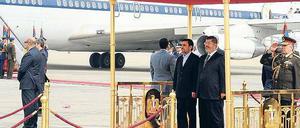 Auf Augenhöhe. Der iranische Präsident Mahmud Ahmadinedschad (links) wird von Ägyptens Staatschef Mohammed Mursi am Flughafen von Kairo empfangen. Die diplomatischen Beziehungen der beiden Länder lagen jahrzehntelang auf Eis. Foto: AFP