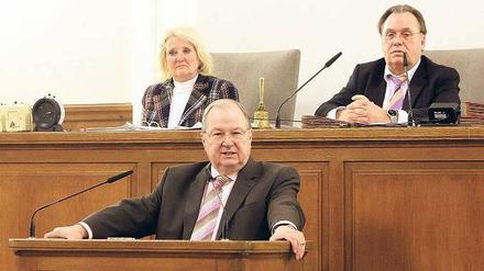 Von den Piraten in der Bezirksverordnetenversammlung provoziert, sagte Heinz Buschkowsky, er verweigere die Auskunft, um Mitarbeiter davor zu schützen, ausgehorcht zu werden über eventuelle Zuarbeit für sein Buch. 
