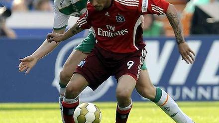 Duell Nummer vier: Bremens Peter Niemeyer (hinten) im Zweikampf mit Hamburgs Paolo Guerrero im Weserstadion.