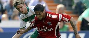 Duell Nummer vier: Bremens Peter Niemeyer (hinten) im Zweikampf mit Hamburgs Paolo Guerrero im Weserstadion.