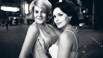Geschichten eines Lebens. Mit seinen Bilder fotografiert Christer Strömholm auch sein Leben. Hier "Gina und Nana", entstanden 1963 in Paris.