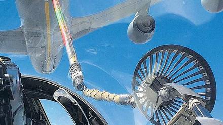 Versorgung in der Luft. Über einen Schlauch fließt Kerosin aus einem Tankflugzeug in einen Tornado-Kampfjet. Der Vorgang dauert nur wenige Minuten. 