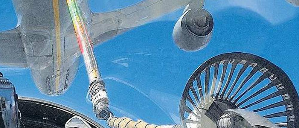 Versorgung in der Luft. Über einen Schlauch fließt Kerosin aus einem Tankflugzeug in einen Tornado-Kampfjet. Der Vorgang dauert nur wenige Minuten. 