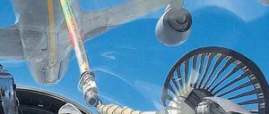 Versorgung in der Luft. Über einen Schlauch fließt Kerosin aus einem Tankflugzeug in einen Tornado-Kampfjet. Der Vorgang dauert nur wenige Minuten. 