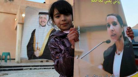 "Mein Erfolg ist euer Erfolg" steht auf dem Plakat, dass ein junges Mädchen von der Politikerin Miyasar Sardayah hochhält. Sie trat für die Beduinen im Norden Jordaniens an. Im Hintergrund hängt ein Bild von König Abdullah II. 