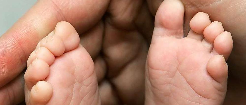 16 Jahre soll die Anonymität der Mutter gewährleistet werden, danach hat das Kind ein Anrecht darauf zu erfahren, wer die leibliche Mutter ist.