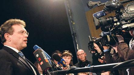 Rede und Antwort. Innenminister Friedrich stellt sich der Presse – weil er will, aber auch, weil er muss. So galt es bisher. Doch jetzt zweifelt auch das Bundesverwaltungsgericht an, ob das Berliner Landespresserecht wirklich dazu verpflichtet. Foto:Thomas Peter/Reuters