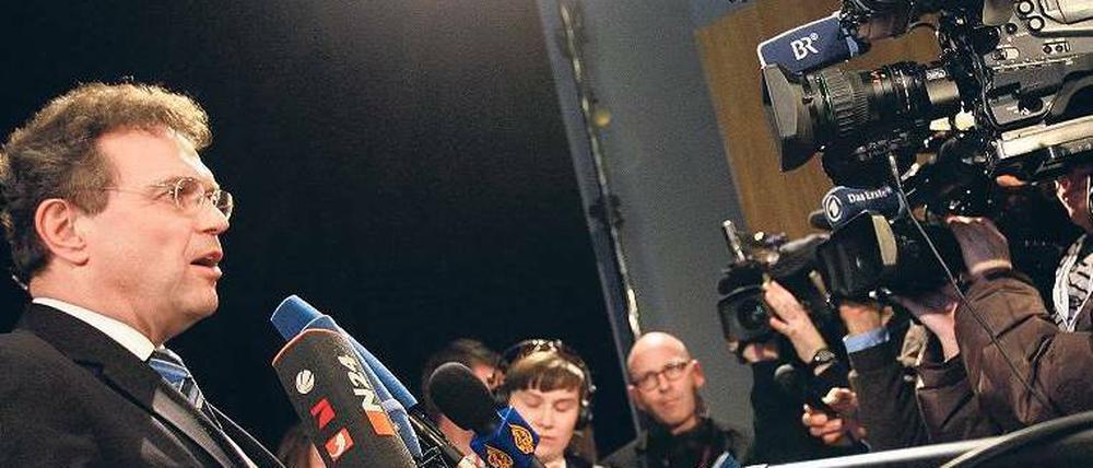 Rede und Antwort. Innenminister Friedrich stellt sich der Presse – weil er will, aber auch, weil er muss. So galt es bisher. Doch jetzt zweifelt auch das Bundesverwaltungsgericht an, ob das Berliner Landespresserecht wirklich dazu verpflichtet. Foto:Thomas Peter/Reuters
