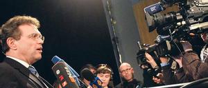 Rede und Antwort. Innenminister Friedrich stellt sich der Presse – weil er will, aber auch, weil er muss. So galt es bisher. Doch jetzt zweifelt auch das Bundesverwaltungsgericht an, ob das Berliner Landespresserecht wirklich dazu verpflichtet. Foto:Thomas Peter/Reuters