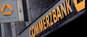 Keine guten Tage für Commerzbank-Mitarbeiter, die teilverstaatlichte Bank will 4000 bis 6000 Stellen streichen.