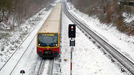 Das eisige Wetter setzt dem S-Bahnbetrieb zu.