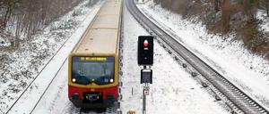 Das eisige Wetter setzt dem S-Bahnbetrieb zu.