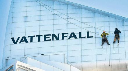 In 54 Metern Höhe. Arbeiter entfernen die Werbung. Auf der anderen Seite erlaubten sie sich einen Scherz.  