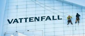 In 54 Metern Höhe. Arbeiter entfernen die Werbung. Auf der anderen Seite erlaubten sie sich einen Scherz.  