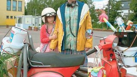 Sieht so ein Polizist aus? Regenjacke, Motorroller, Kopfhörer, so kümmert sich Kommissar Stellbrink (Devid Striesow) um die kleine Melinda (Mila Böhning). Foto. SR