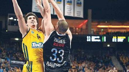 Im Vorbeiflug. Albas Mannschaft um den mit 20 Punkten überragenden Nihad Djedovic (l.) dominierte Bamberg bei ihrem 82:63-Sieg am Donnerstagabend – schon zum zweiten Mal in dieser Saison.
