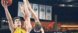 Im Vorbeiflug. Albas Mannschaft um den mit 20 Punkten überragenden Nihad Djedovic (l.) dominierte Bamberg bei ihrem 82:63-Sieg am Donnerstagabend – schon zum zweiten Mal in dieser Saison.