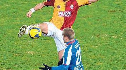Einsatz in Berlin. Özbek im Uefa-Pokal 2008 gegen Herthas Patrick Ebert. Foto: dpa