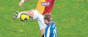 Einsatz in Berlin. Özbek im Uefa-Pokal 2008 gegen Herthas Patrick Ebert. Foto: dpa