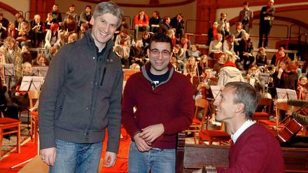 Chorleiter Frank Markowitsch, Cellist Ben Mönch und Michael Riedel, Dirigent des Sinfonieorchesters.