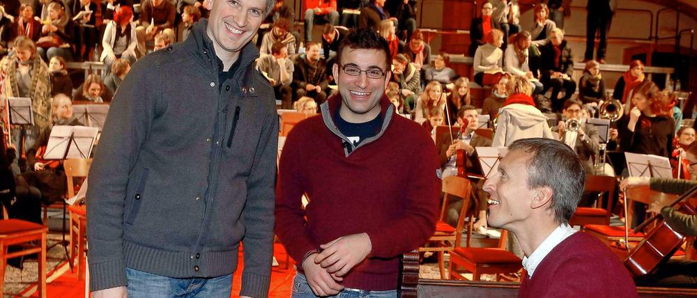 Chorleiter Frank Markowitsch, Cellist Ben Mönch und Michael Riedel, Dirigent des Sinfonieorchesters.