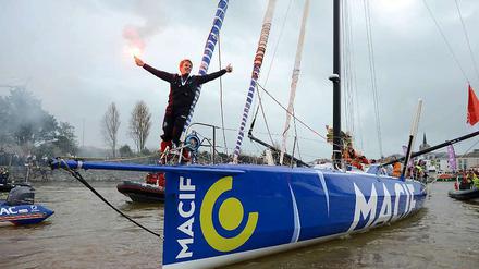 Erst allein mit dem Meer. Dann wird Sieger Francois Gabart umringt von Hunderttausenden am Ziel in Les Sables d'Olonne.