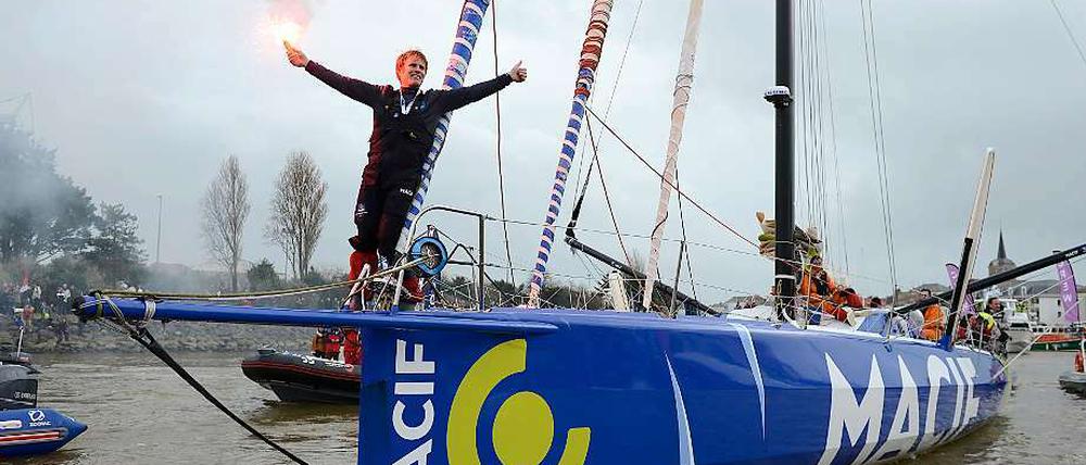 Erst allein mit dem Meer. Dann wird Sieger Francois Gabart umringt von Hunderttausenden am Ziel in Les Sables d'Olonne.