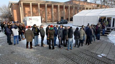 Anstehen für Clooney. Mehr als 3000 Bewerber warteten in der Kälte. 