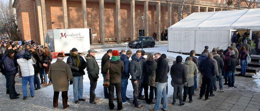 Anstehen für Clooney. Mehr als 3000 Bewerber warteten in der Kälte. 