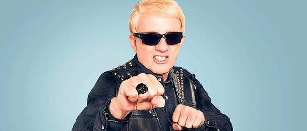 Angriffslustig. Heino trägt zur Sonnenbrille neuerdings Totenkopfring.