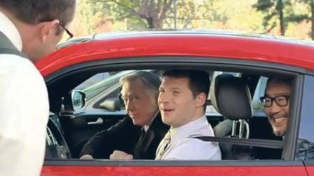Politisch korrekt? Weil der weiße Fahrer dieses VW Beetle mit breitem jamaikanischen Akzent spricht, werfen Kritiker dem deutschen Autohersteller Rassismus in seinem diesjährigen Promo-Clip für das US-Football-Finale vor. 