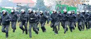 Niedersachsen, November 2010. Eine Lehrstunde der besonderen Art organisierten deutsche Polizisten für Milizoffiziere aus Minsk: Die Gäste durften den Einsatz beim Castor-Transport beobachten. 