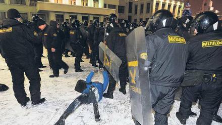 Minsk, 20. Dezember 2010. Die Miliz geht nach der Präsidentenwahl gewaltsam gegen Demonstranten vor, die gegen Fälschungen protestieren. 