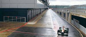 Trübe Aussichten. Der Brite Paul di Resta beim Test seines neuen Autos in Silverstone. Das Team Force India gehört zu den Rennställen der Formel 1, die in finanzielle Schieflage geraten sind und bei dem die Fahrerfrage noch offen ist.