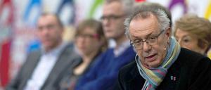 Berlinale-Chef Dieter Kosslick mit dem jüngsten Berlinale-Schal. Es muss ja nicht immer rot sein. 