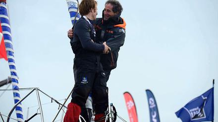 Der Meister und sein Meister. Francois Gabart wird nach seinem Sieg beim Vendée Globe von Michel Desjoyeaux beglückwünscht. 