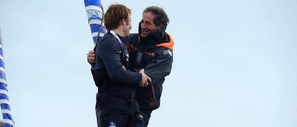 Der Meister und sein Meister. Francois Gabart wird nach seinem Sieg beim Vendée Globe von Michel Desjoyeaux beglückwünscht. 