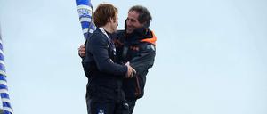 Der Meister und sein Meister. Francois Gabart wird nach seinem Sieg beim Vendée Globe von Michel Desjoyeaux beglückwünscht. 