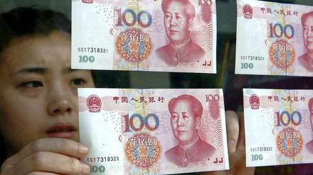 Falsche Hunderter. Die chinesische Notenbank muss ihr Know-how gegen Geldfälscher künftig ohne Hilfe der Bundesbank verbessern.
