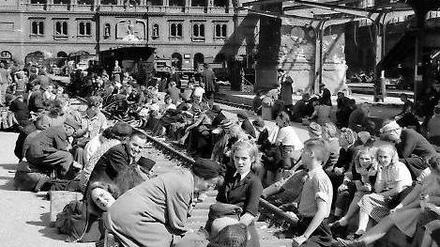 Trümmerzeit. 1945 versammeln sich Menschen im vom Krieg zerstörten Anhalter Bahnhof, von Margaret Bourke-White dokumentiert. 