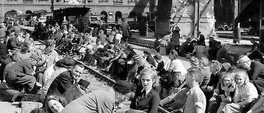 Trümmerzeit. 1945 versammeln sich Menschen im vom Krieg zerstörten Anhalter Bahnhof, von Margaret Bourke-White dokumentiert. 