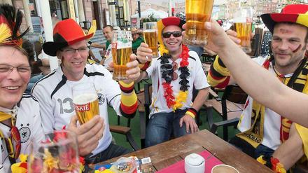 Sepp Blatter will das Bier aus den Stadien verbannen. Also wird eben davor, danach oder woanders getrunken. Ist eh billiger.