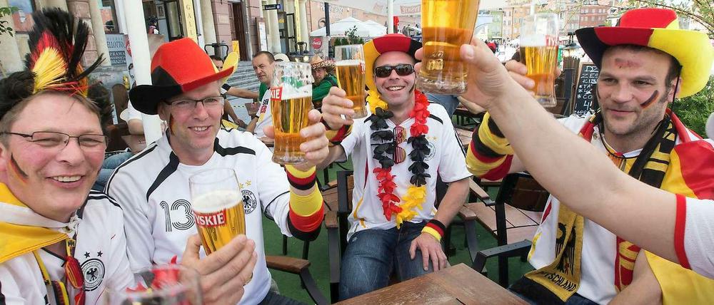 Sepp Blatter will das Bier aus den Stadien verbannen. Also wird eben davor, danach oder woanders getrunken. Ist eh billiger.