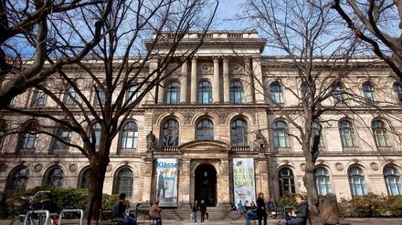 Was andere Museen Berlins ihren Bilderreichtum nennen, hat das Naturkundemuseum der Zahl nach in einem Schrank.